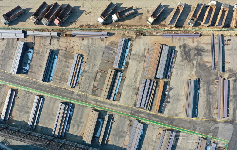 도널드 트럼프 미국 대통령이 10일(현지시간) 미국으로 수입되는 모든 철강과 알루미늄에 25%의 관세를 부과한다고 공식 발표했다. 이번 철강과 알루미늄에 대한 25% 관세는 오는 3월 4일부터 적용될 예정이다. 11일 인천의 한 제철공장에 철근이 쌓여 있다. 2025.2.11/뉴스1 ⓒ News1 김도우 기자