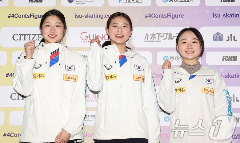 피겨 대표팀 이해인(왼쪽부터), 윤아선, 김채연이 18일 오후 서울 양천구 목동 아이스링크 프레스센터에서 열린 2025 ISU 사대륙 피겨스케이팅 선수권대회 한국 선수단 미디어데이에 참석해 기념 촬영을 하고 있다. 2025.2.18/뉴스1 ⓒ News1 김진환 기자