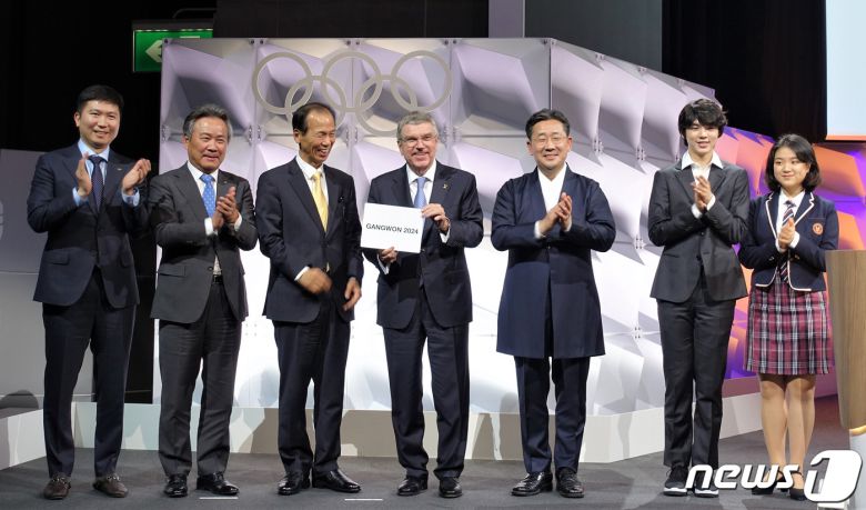 토마스 바흐 IOC위원장이 10일(현지시간) 스위스 로잔에서 열린 국제올림픽위원회(IOC) 총회에서 2024년 동계청소년올림픽 대회 개최지로 확정된 강원도의 이름이 적힌 카드를 들고 포즈를 취하고 있다. 우측에서 두 번째가 차준환. (문화체육관광부 제공) 2020.1.11뉴스1