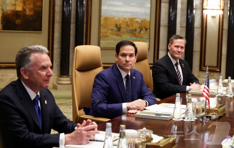 마코 루비오 미국 국무장관이 18일(현지시간) 사우디아라비아 리야드 디리야 궁에서 마이크 왈츠 미국 국가안보보좌관, 스티브 위트코프 중동 특사와 함께 세르게이 라브로프 러시아 외무장관, 유리 우샤코프 크렘린궁 외교정책보좌과 회담하고 있다. ⓒ 로이터=뉴스1 ⓒ News1 류정민 특파원