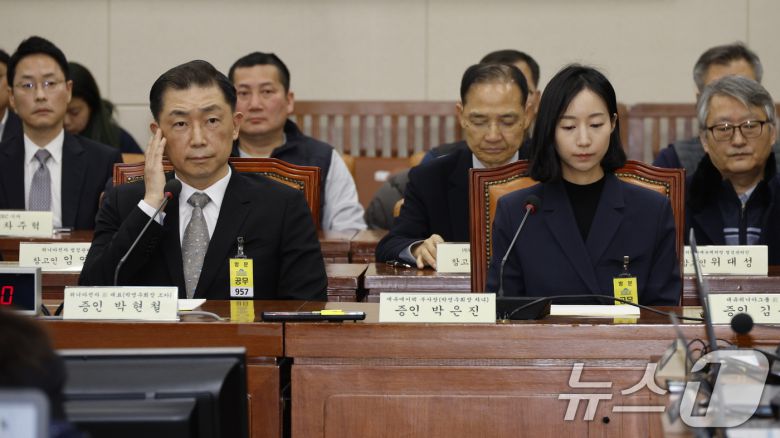 박영우 대유위니아 회장 조카인 박현철 전 대표(왼쪽)와 차녀 박은진 대유에이텍 부사장이 21일 서울 여의도 국회 환경노동위원회에서 열린 대유위니아그룹 임금체불 관련 청문회에 출석하고 있다. 2025.1.21/뉴스1 ⓒ News1 안은나 기자