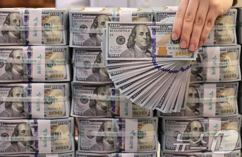 5일 오전 서울 중구 하나은행 위변조대응센터에서 은행 관계자가 달러화를 정리하고 있다. 2025.2.5/뉴스1 ⓒ News1 박정호 기자