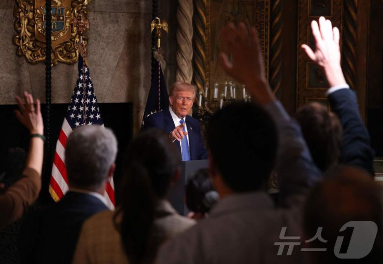 도널드 트럼프 미국 대통령이 18일 (현지시간) 플로리다주 팜비치에 있는 마러라고 자택에서 행정명령 서명식을 마친 뒤 취재진을 만나고 있다. 2025.02.19 ⓒ AFP=뉴스1 ⓒ News1 우동명 기자