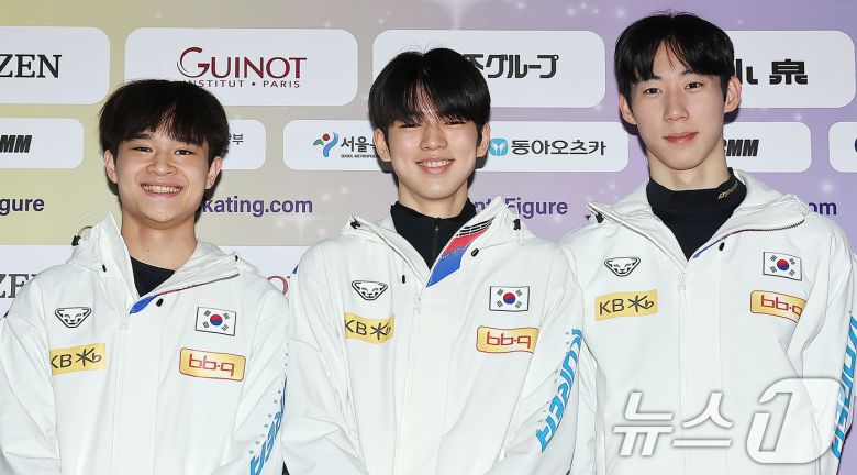 피겨 대표팀 김현겸(왼쪽부터), 차준환, 이시형이 18일 오후 서울 양천구 목동 아이스링크 프레스센터에서 열린 2025 ISU 사대륙 피겨스케이팅 선수권대회 한국 선수단 미디어데이에 참석해 기념 촬영을 하고 있다. 2025.2.18/뉴스1 ⓒ News1 김진환 기자