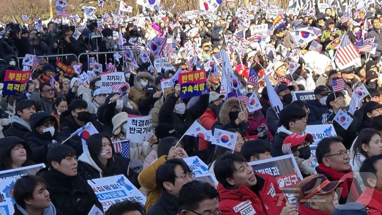22일 오후 대전 시청 남문 광장에서 기독교개신교단체 '세이브코리아' 주최로 열린 윤석열 대통령 탄핵 반대 집회에 참석한 윤 대통령 지지자들이 태극기를 흔들고 있다. 2025.2.22/뉴스1 ⓒ News1 허진실 기자
