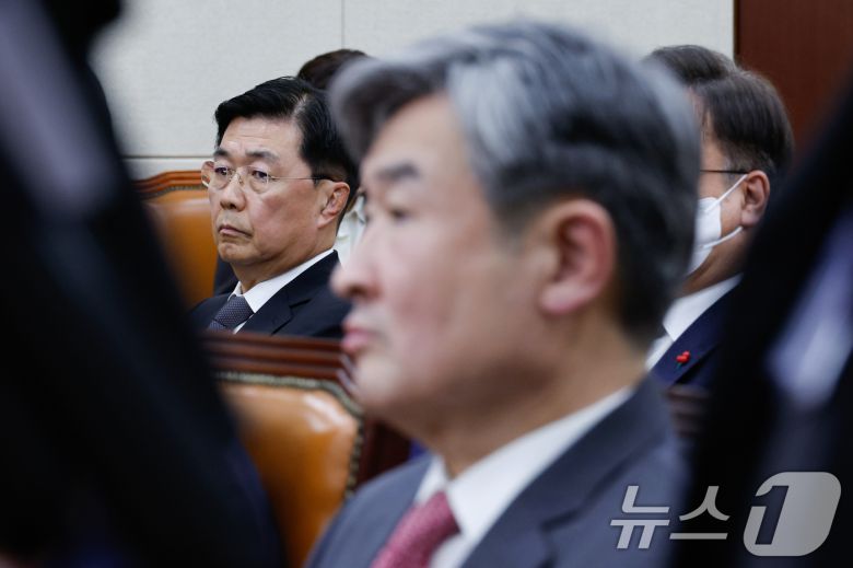 홍장원 전 국가정보원 1차장(왼쪽)과 조태용 국가정보원장이 22일 서울 여의도 국회에서 열린 윤석열 정부의 비상계엄 선포를 통한 내란 혐의 진상규명 국정조사 1차 청문회에 출석하고 있다. 2025.1.22/뉴스1 ⓒ News1 안은나 기자