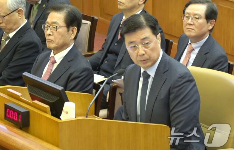 홍장원 전 국가정보원 제1차장이 4일 서울 종로구 헌법재판소에서 열린 윤석열 대통령 탄핵심판 5차 변론에 증인으로 출석해 발언하고 있다. (헌법재판소 제공) 2025.2.4/뉴스1