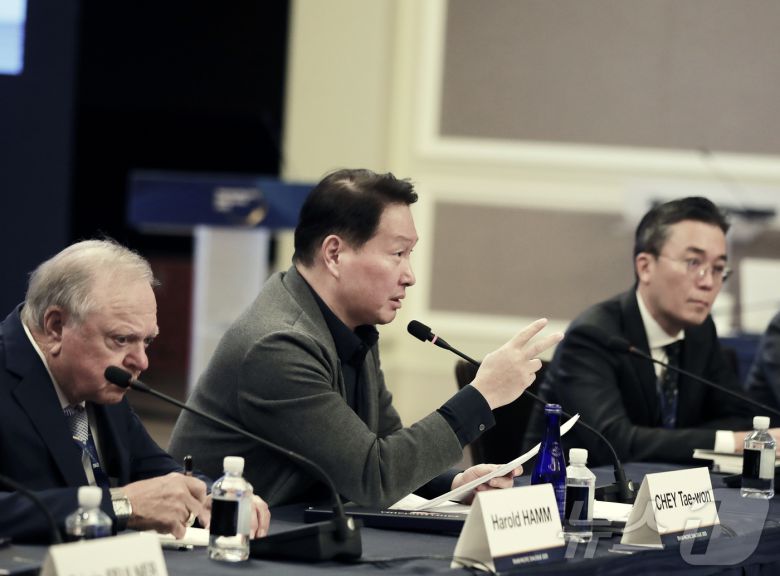 최태원 SK그룹 회장이 22일(현지시간) 미국 워싱턴DC 샐러맨더 호텔에서 열린 '트랜스 퍼시픽 다이얼로그(Trans-Pacific Dialogue, 이하 TPD) 2025'에서 AI 관련 특별연설을 하고 있다. 2025.2.23/뉴스1 ⓒ News1 류정민 특파원