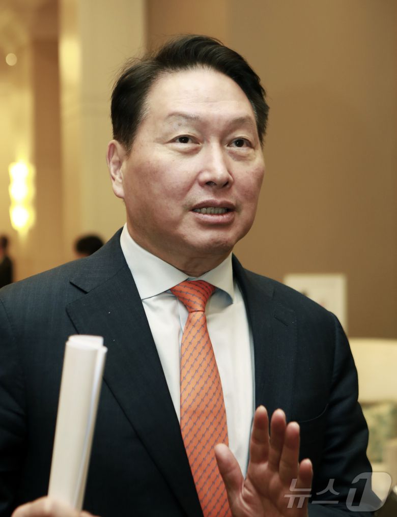 최태원 SK그룹 회장이 21일(현지시간) 미국 워싱턴DC 샐러맨더 호텔에서 열린 '트랜스 퍼시픽 다이얼로그(Trans-Pacific Dialogue, 이하 TPD) 2025'에서 취재진의 질문에 답하고 있다. 2025.2.23/뉴스1 ⓒ News1 류정민 특파원