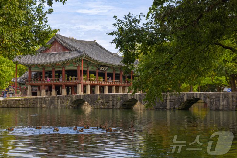 원앙이 노니는 연못과 어우러진 광한루 풍경(한국관광공사 제공)
