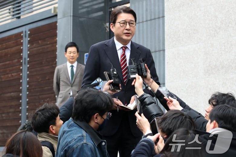 국민의힘 권영세 비상대책위원장, 권성동 원내대표, 김상훈 정책위의장 등 당 지도부가 3일 오후 대구 달성군 유가읍 박근혜 전 대통령 사저를 찾아 박 전 대통령을 예방한 뒤 신동욱 수석대변인이 사저를 떠나기 전 브리핑하고 있다. 2025.3.3/뉴스1 ⓒ News1 공정식 기자