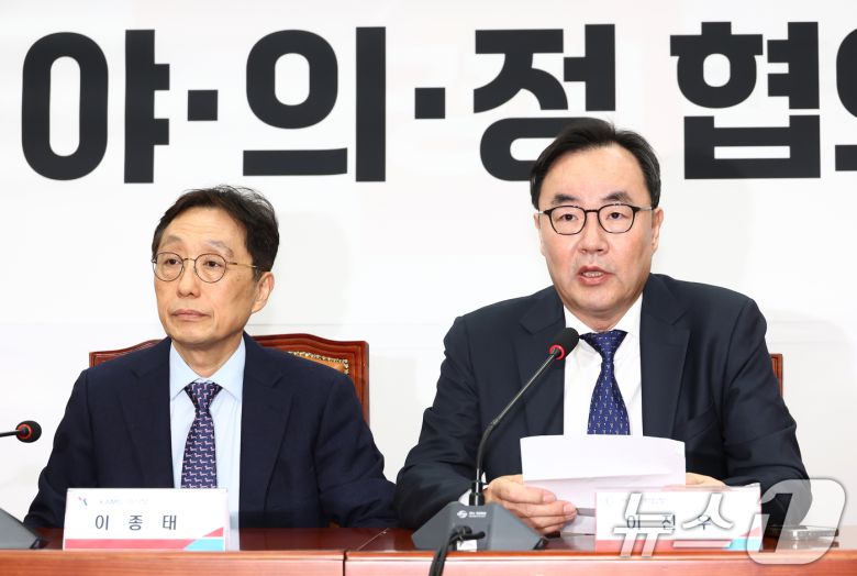 이진우 대한의학회장(오른쪽)과 이종태 의학전문대학원협회(KAMC) 이사장이 1일 서울 여의도 국회에서 열린 여·야·의·정 협의체 4차 회의를 마치고 협의체 참여 중단 의사를 밝히고 있다. 2024.12.1/뉴스1 ⓒ News1 김민지 기자