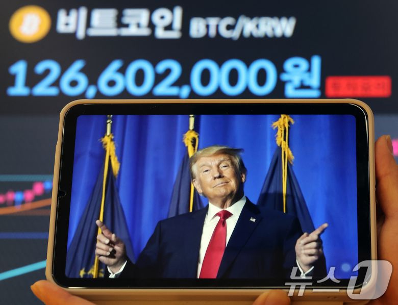 4일 서울 서초구 빗썸라운지 전광판에 비트코인 시세가 표시되고 있다. 트럼프의 가상자산 전략 비축 언급으로 급등했던 비트코인은 하루 만에 폭락하며 상승분을 반납했다. 2025.3.4/뉴스1 ⓒ News1 김진환 기자