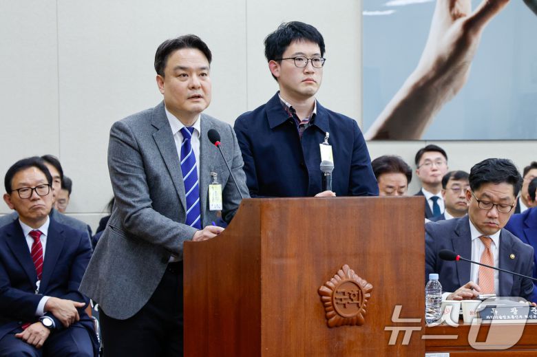 장경식 방송통신심의위원회 강원사무소 소장(왼쪽), 김종인 직원이 5일 서울 여의도 국회에서 열린 제423회 국회(임시회) 제1차 과학기술정보방송통신위원회 전체회의에 출석해 최민희 위원장의 류희림 방심위원장 방미 관련 현안 질의에 답하고 있다. 2025.3.5/뉴스1 ⓒ News1 안은나 기자