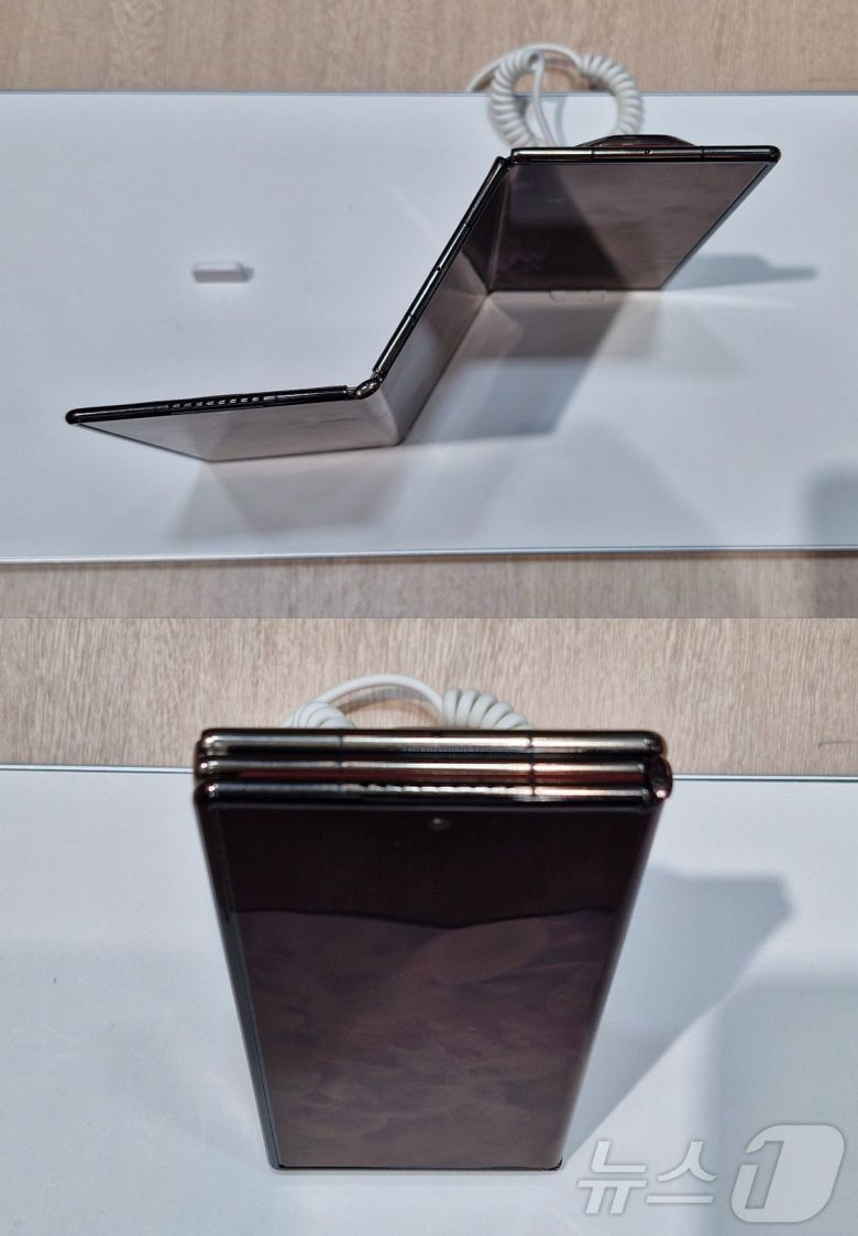 화웨이의 트리폴드폰 '메이트 XT'를 펼친 모습(위)과 모두 접은 모습(아래). 2025.03.05. ⓒ 뉴스1 신은빈 기자