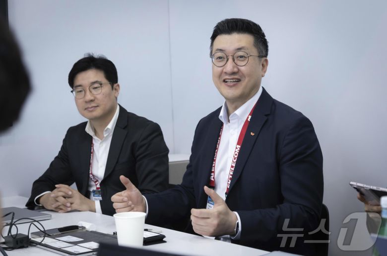 류탁기 SKT 인프라기술본부장(오른쪽)과 김동욱 SKT 6G 개발팀장(왼쪽) (SKT 제공)