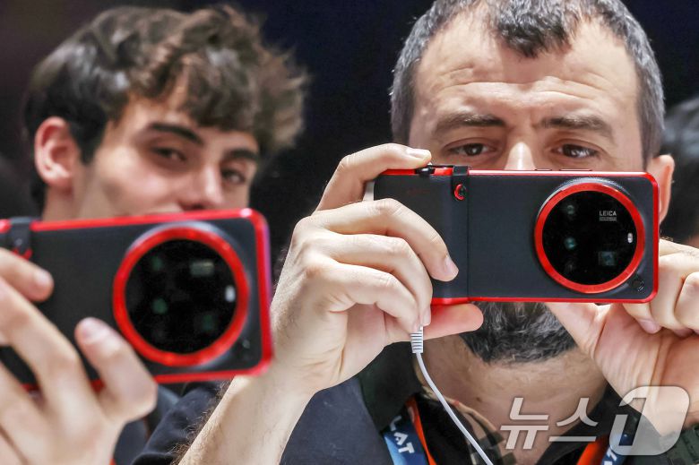 4일(현지시간) 스페인 바르셀로나 피라 그란 비아 전시장에서 열린 '모바일 월드 콩그레스(MWC) 2025'를 찾은 관람객들이 샤오미 부스에서 독일 카메라 브랜드 라이카와 협업해 만든 샤오미 15 울트라를 체험하고 있다. MWC는 전세계 800여 개의 이동통신사가 참여하는 세계이동통신사업자연합회(GSMA)가 주관하는 행사로, 미국과 독일에서 각각 열리는 CES, IFA와 함께 3대 전자·IT 전시회로 꼽힌다. 올해 MWC에 참가하는 한국 기업은 187곳으로 지난해보다 22곳이 늘었다. 2025.3.4/뉴스1 ⓒ News1 민경석 기자