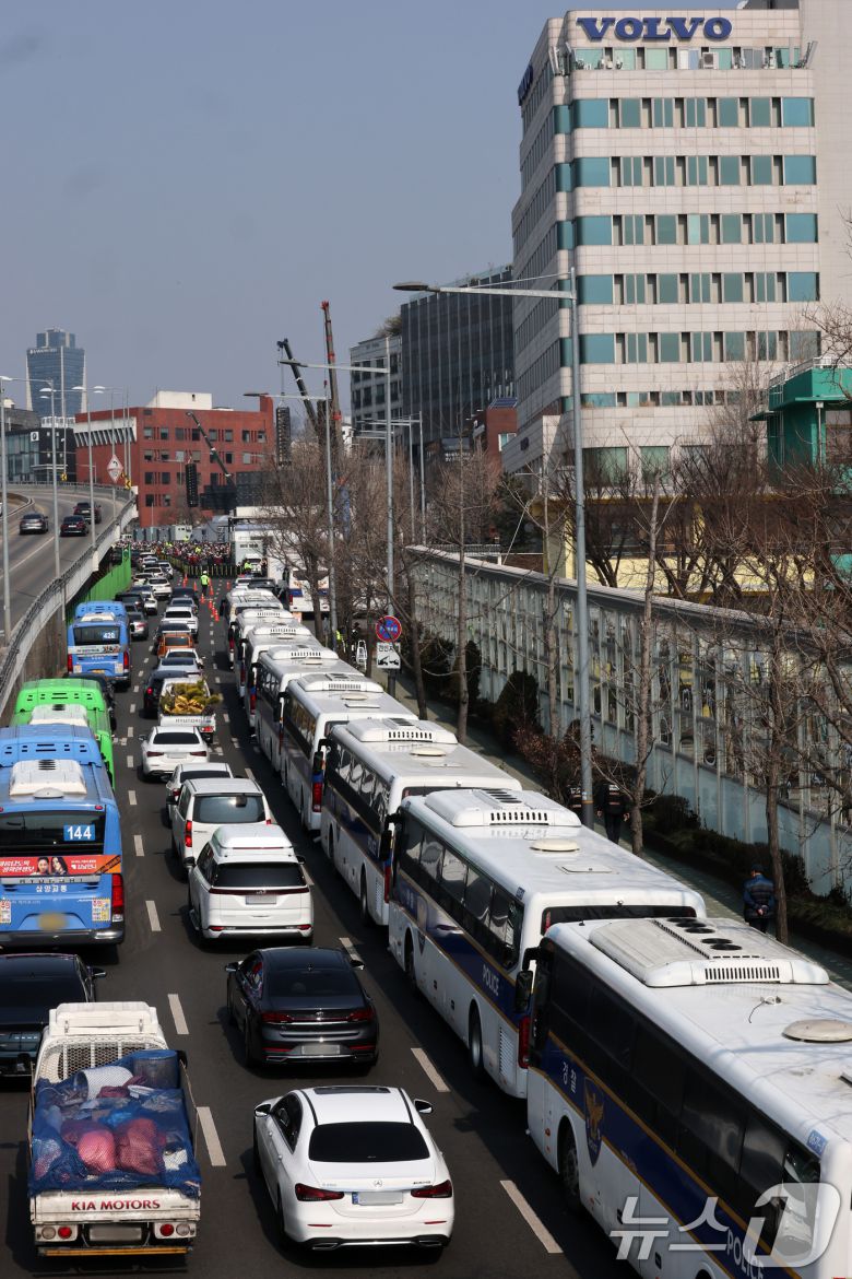 9일 서울 용산구 윤석열 대통령 관저 앞이 경찰 차벽으로 둘러쌓여 있다.  2025.3.9/뉴스1 ⓒ News1 박세연 기자