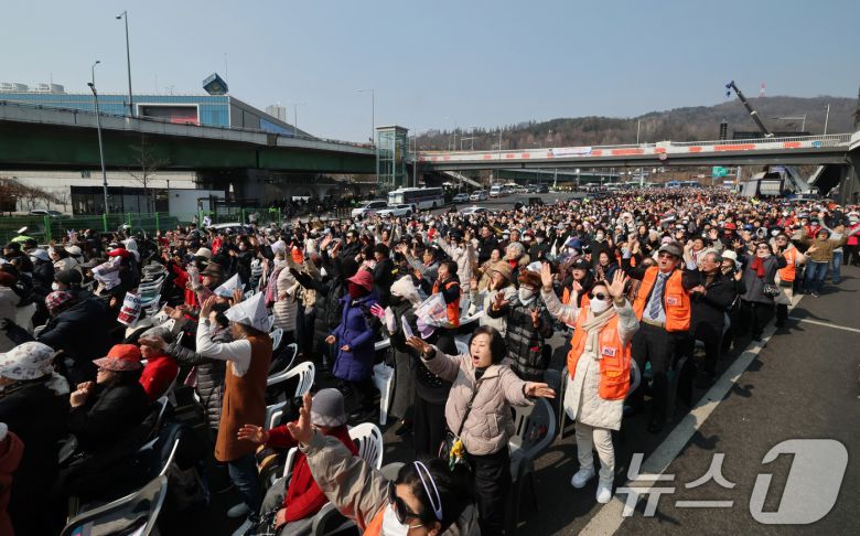 9일 서울 용산구 윤석열 대통령 관저 앞에서 전광훈 목사가 이끄는 사랑제일교회 주최로 열린 주일 예배 참석자들이 탄핵 반대를 촉구하고 있다.  2025.3.9/뉴스1 ⓒ News1 박세연 기자