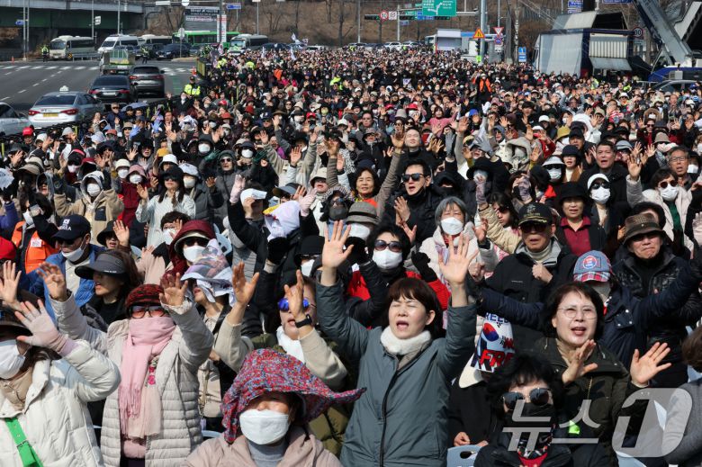 9일 서울 용산구 윤석열 대통령 관저 앞에서 전광훈 목사가 이끄는 사랑제일교회 주최로 열린 주일 예배 참석자들이 탄핵 반대를 촉구하고 있다.  2025.3.9/뉴스1 ⓒ News1 박세연 기자