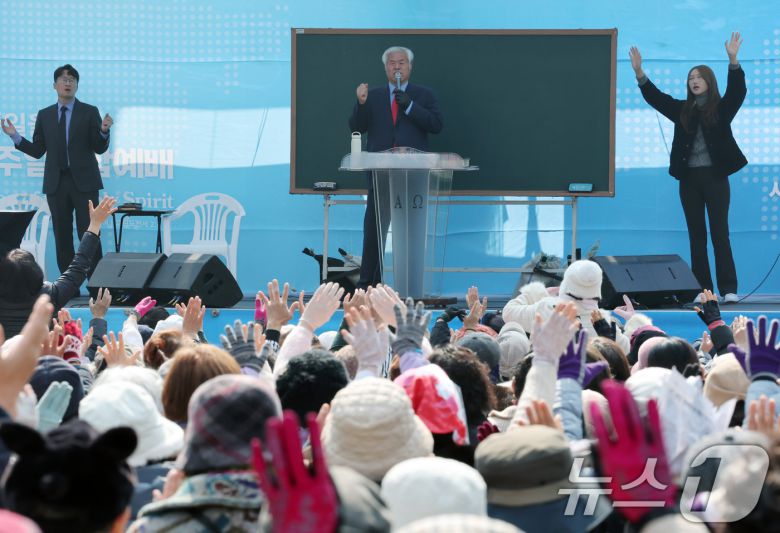 전광훈 목사가 9일 서울 용산구 윤석열 대통령 관저 앞에서 사랑제일교회 주최로 열린 주일 예배에서 발언을 하고 있다.  2025.3.9/뉴스1 ⓒ News1 박세연 기자