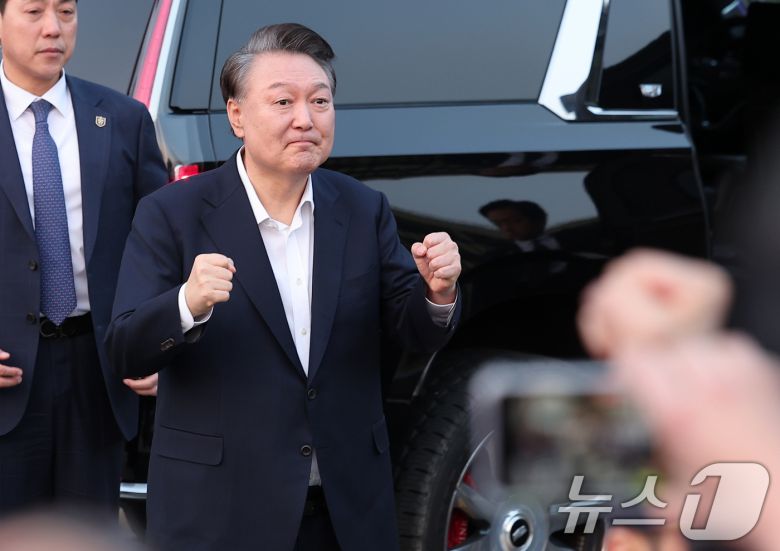 법원의 구속취소 청구 인용으로 석방된 윤석열 대통령이 8일 오후 서울 용산구 한남동 대통령 관저 앞 지지자들에게 인사하고 있다. 2025.3.8/뉴스1 ⓒ News1 김성진 기자