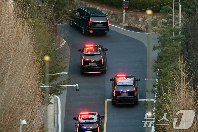 법원의 구속취소 청구 인용으로 석방된 윤석열 대통령이 8일 오후 서울 용산구 한남동 대통령 관저 에서 경호차량에 탑승해 이동하고 있다.  2025.3.8/뉴스1 ⓒ News1 황기선 기자