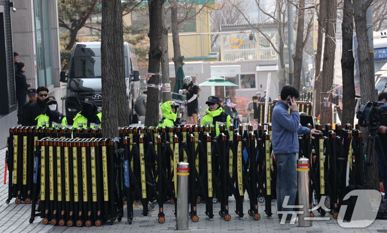 9일 서울 용산구 윤석열 대통령 관저 앞을 경찰이 통제하고 있다. 2025.3.9/뉴스1 ⓒ News1 박세연 기자
