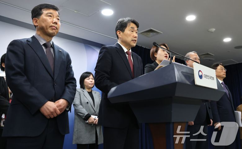 이주호 사회부총리 겸 교육부 장관이 7일 서울 종로구 정부서울청사에서 학생 복귀 및 의대교육 정상화 관련 브리핑을 하고 있다. 2025.3.7/뉴스1 ⓒ News1 임세영 기자