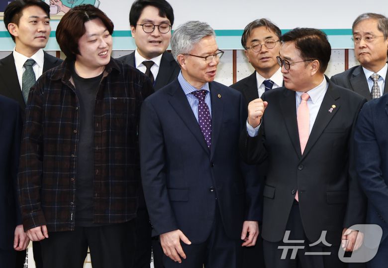 우원식 국회의장이 10일 오전 서울 여의도 국회 의원회관에서 열린 '의료현장 정상화를 위한 정책 토론회'에서 김택우 대한의사협회장, 박단 대한전공의협의회 비상대책위원장 등 참석자들에게 전공의 파이팅을 외칠 것을 권하고 있다. 2025.3.10/뉴스1 ⓒ News1 김민지 기자