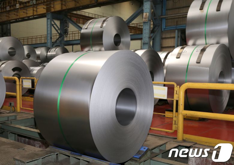 도널드 트럼프 미국 대통령이 29일(현지시간)미국 무역 확장법 232조에 따른 철강 알루미늄 관세 부과를 국가 면제 받은 나라도 일정 조건을 만족할 경우 품목 면제를 받을 수 있도록 하는 내용의 행정명령서에 서명했다. 사진은 포스코 포항제철소 냉연제품 창고에 쌓인 수출용 철강 제품들. 2018.8.30/뉴스1 ⓒ News1 최창호 기자