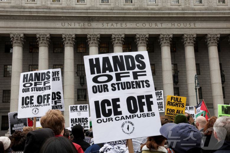 시민들이 뉴욕에서 반전 집회를 갖고 반전 시위를 벌이다 미 국토안보부 요원들에게 체포된 팔레스타인 출신 유학생 마흐무드 칼릴의 석방을 촉구하고 있다. ⓒ 로이터=뉴스1