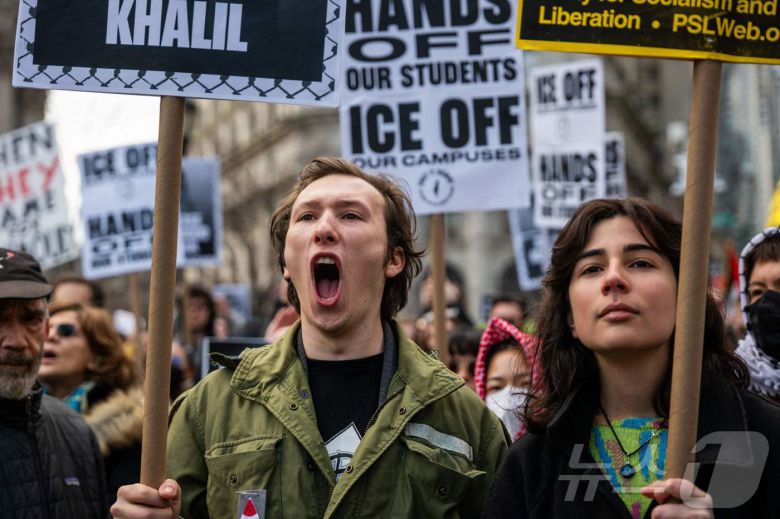 미국 활동가들이 반전 집회를 갖고 반전 시위를 벌이다 미 국토안보부 요원들에게 체포된 팔레스타인 출신 유학생 마흐무드 칼릴의 석방을 촉구하고 있다. ⓒ AFP=뉴스1