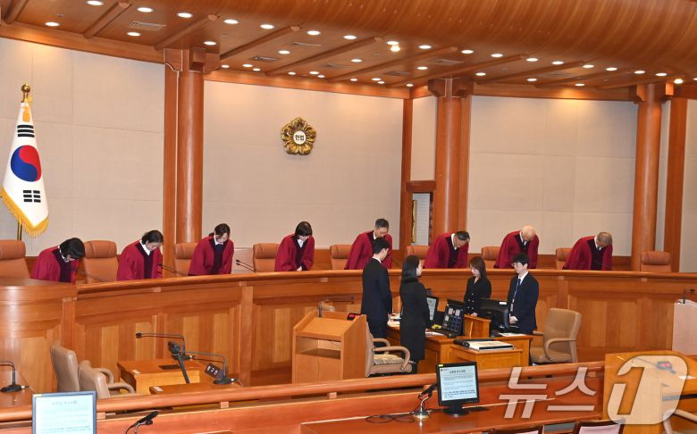 최재해 감사원장 및 이창수 중앙지검장 등 검사 3인에 대한 탄핵심판선고가 열린 13일 서울 종로구 헌법재판소에서 문형배 헌법재판소장 권한대행을 비롯한 헌법재판관들이 심판정으로 들어서고 있다. (공동취재) 2025.3.13/뉴스1 ⓒ News1 김도우 기자