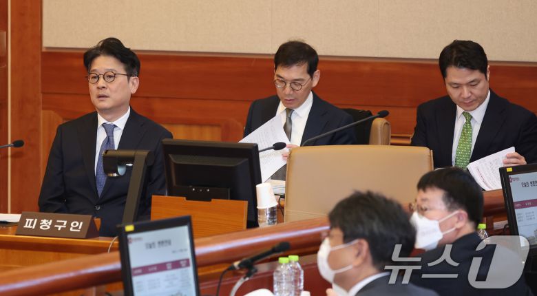 이창수 서울중앙지검장(왼쪽부터), 조상원 중앙지검 4차장, 최재훈 중앙지검 반부패수사2부장이 17일 오후 서울 종로구 헌법재판소 대심판정에서 열린 탄핵 심판 첫 정식 변론에 출석해 자리하고 있다. 2025.2.17/뉴스1 ⓒ News1 김성진 기자