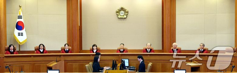 최재해 감사원장 및 이창수 중앙지검장 등 검사 3인에 대한 탄핵심판이 열린 13일 오전 서울 종로구 헌법재판소 심판정에서 헌법재판관들이 자리에 앉고 있다. 2025.03.13. (공동취재) 2025.3.13/뉴스1 ⓒ News1 김도우 기자
