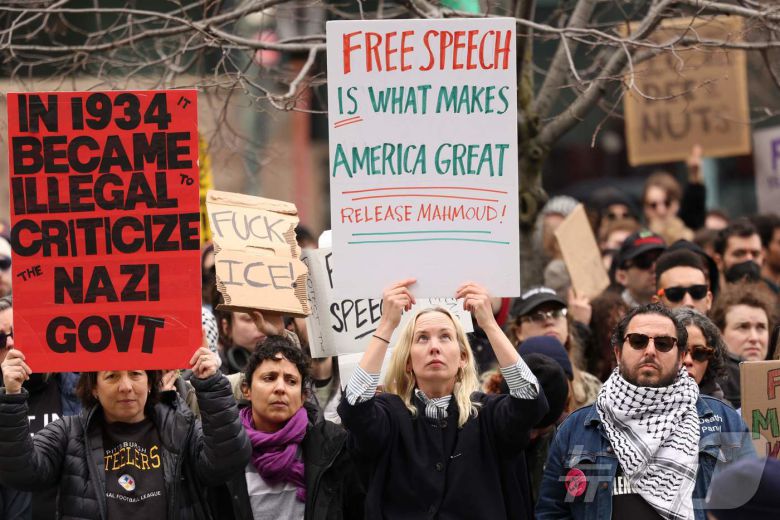 미국 활동가들이 반전 집회를 갖고 반전 시위를 벌이다 미 국토안보부 요원들에게 체포된 팔레스타인 출신 유학생 마흐무드 칼릴의 석방을 촉구하고 있다. ⓒ AFP=뉴스1