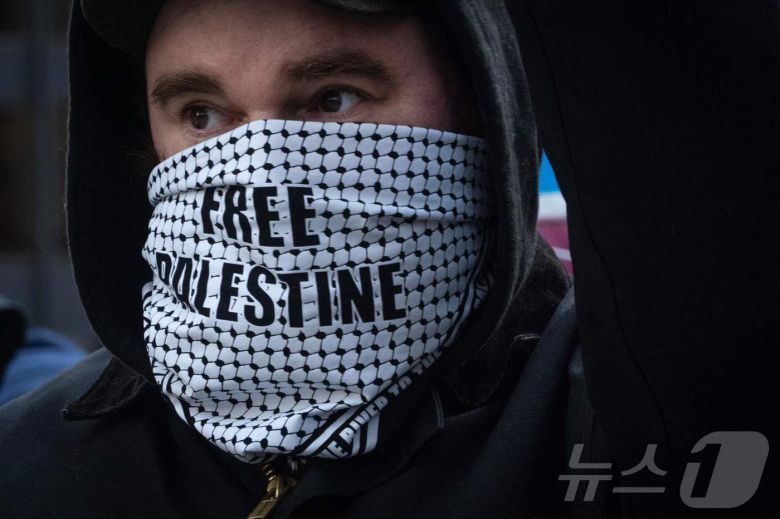 미국 활동가들이 시카고에서 집회를 갖고 반전 시위를 벌이다 미 국토안보부 요원들에게 체포된 팔레스타인 출신 유학생 마흐무드 칼릴의 석방을 촉구하고 있다. ⓒ AFP=뉴스1