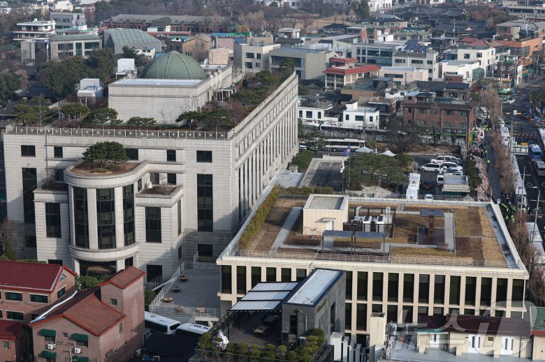 헌법재판소가 윤석열 대통령 탄핵심판의 변론을 종결한 뒤 아직 선고일을 지정하지 못하면서 대통령 탄핵 사건 중 최장기간 숙의를 거듭하고 있다. 사진은 13일 서울 종로구 헌법재판소 모습. 2025.3.13/뉴스1 ⓒ News1 김도우 기자