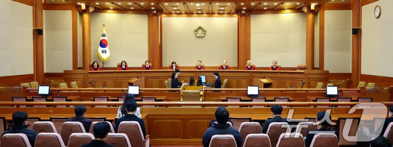 최재해 감사원장 및 이창수 중앙지검장 등 검사 3인에 대 탄핵심판이 열린 13일 오전 서울 종로구 헌법재판소 심판정에서 헌법재판관들이 자리에 앉고 있다.(공동취재) 2025.3.13/뉴스1 ⓒ News1 김도우 기자