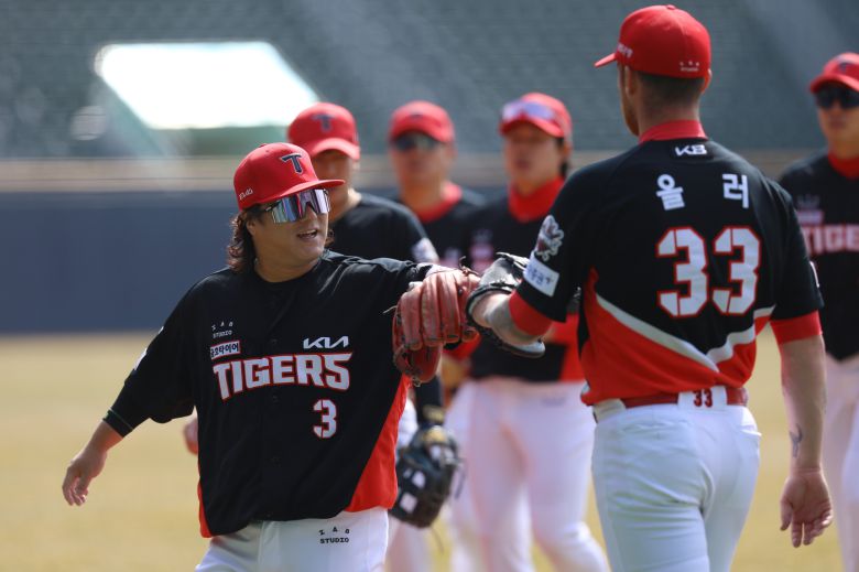 KIA 투수 올러가 동료들과 하이파이브를 하고 있다.(KIA 타이거즈 제공)