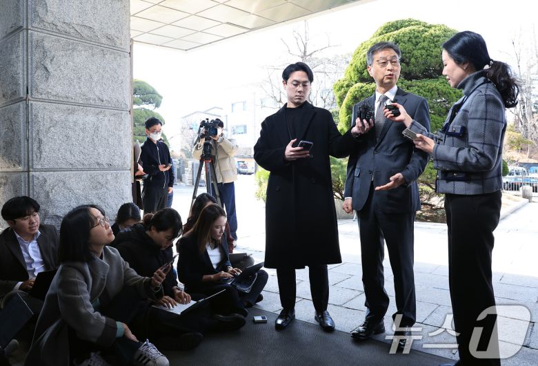 최재해 감사원장이 13일 오전 서울 종로구 북촌로 감사원으로 직무 복귀하며 취재진의 질문에 답하고 있다. 2025.3.13/뉴스1 ⓒ News1 박정호 기자