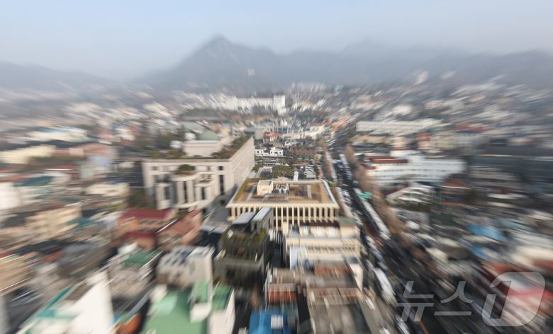 헌법재판소가 윤석열 대통령 탄핵심판의 변론을 종결한 뒤 아직 선고일을 지정하지 못하면서 대통령 탄핵 사건 중 최장기간 숙의를 거듭하고 있다. 사진은 13일 서울 종로구 헌법재판소 모습. 2025.3.13/뉴스1 ⓒ News1 김도우 기자