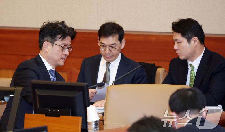 이창수 서울중앙지검장(왼쪽부터), 조상원 중앙지검 4차장, 최재훈 중앙지검 반부패수사2부장이 17일 오후 서울 종로구 헌법재판소 대심판정에서 열린 탄핵 심판 첫 정식 변론에 출석해 대화하고 있다. 2025.2.17/뉴스1 ⓒ News1 김성진 기자