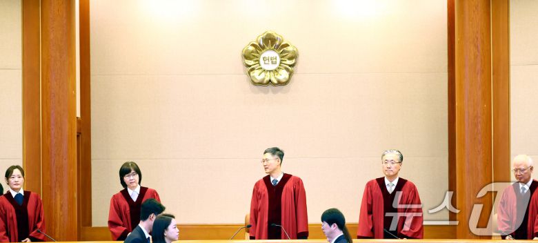 이창수 중앙지검장 등 검사 3인 및 최재해 감사원장에 대한 탄핵심판선고가 열린 13일 서울 종로구 헌법재판소에서 문형배 헌법재판소장 권한대행을 비롯한 헌법재판관들이 심판정으로 들어서고 있다. (공동취재) 2025.3.13/뉴스1 ⓒ News1 김도우 기자