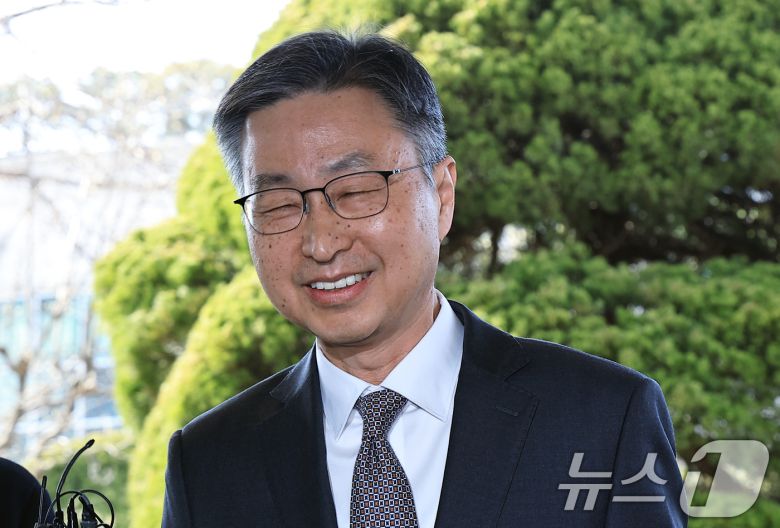 최재해 감사원장이 13일 오전 서울 종로구 북촌로 감사원으로 직무 복귀하며 환하게 미소 짓고 있다. 2025.3.13/뉴스1 ⓒ News1 박정호 기자