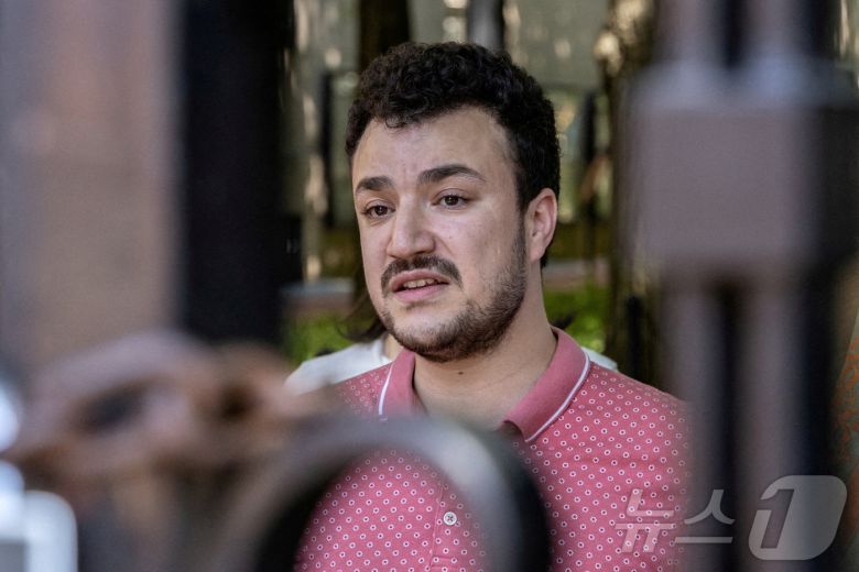 미국 이민당국이 반(反)이스라엘 시위 주동자로 지목된 팔레스타인 출신 컬럼비아대 대학원생 마흐무드 칼릴 이 미국 뉴욕에서 언론과 인터뷰 하는 모습. ⓒ 로이터=뉴스1