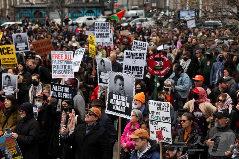 시민들이 뉴욕에서 반전 집회를 갖고 반전 시위를 벌이다 미 국토안보부 요원들에게 체포된 팔레스타인 출신 유학생 마흐무드 칼릴의 석방을 촉구하고 있다. ⓒ 로이터=뉴스1