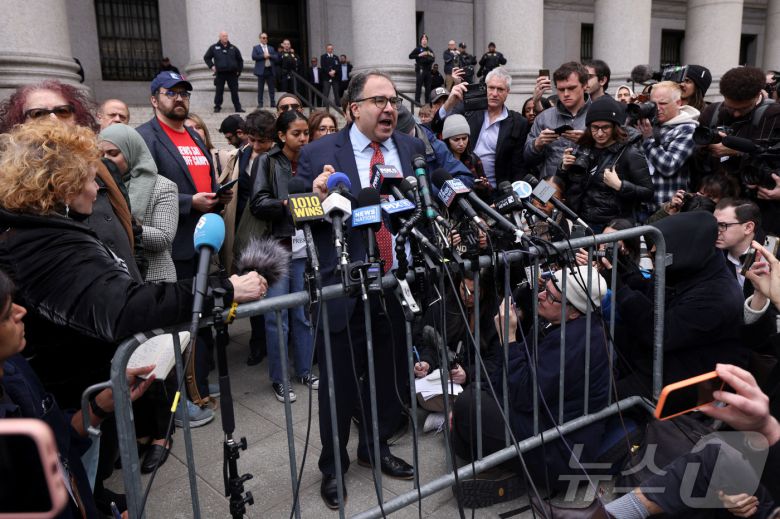 12일 미국 뉴욕에서 열린 팔레스타인 활동가이자 컬럼비아 대학교 대학원생인 마흐무드 칼릴의 구금에 대한 청문회 당일 석방 촉구 기자회견이 열리고 있다. ⓒ 로이터=뉴스1