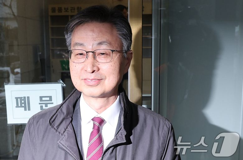 최재해 감사원장이 12일 오후 서울 종로구 헌법재판소 대심판정에서 열린 탄핵심판 첫 변론기일에 출석하고 있다. 2025.2.12/뉴스1 ⓒ News1 김성진 기자